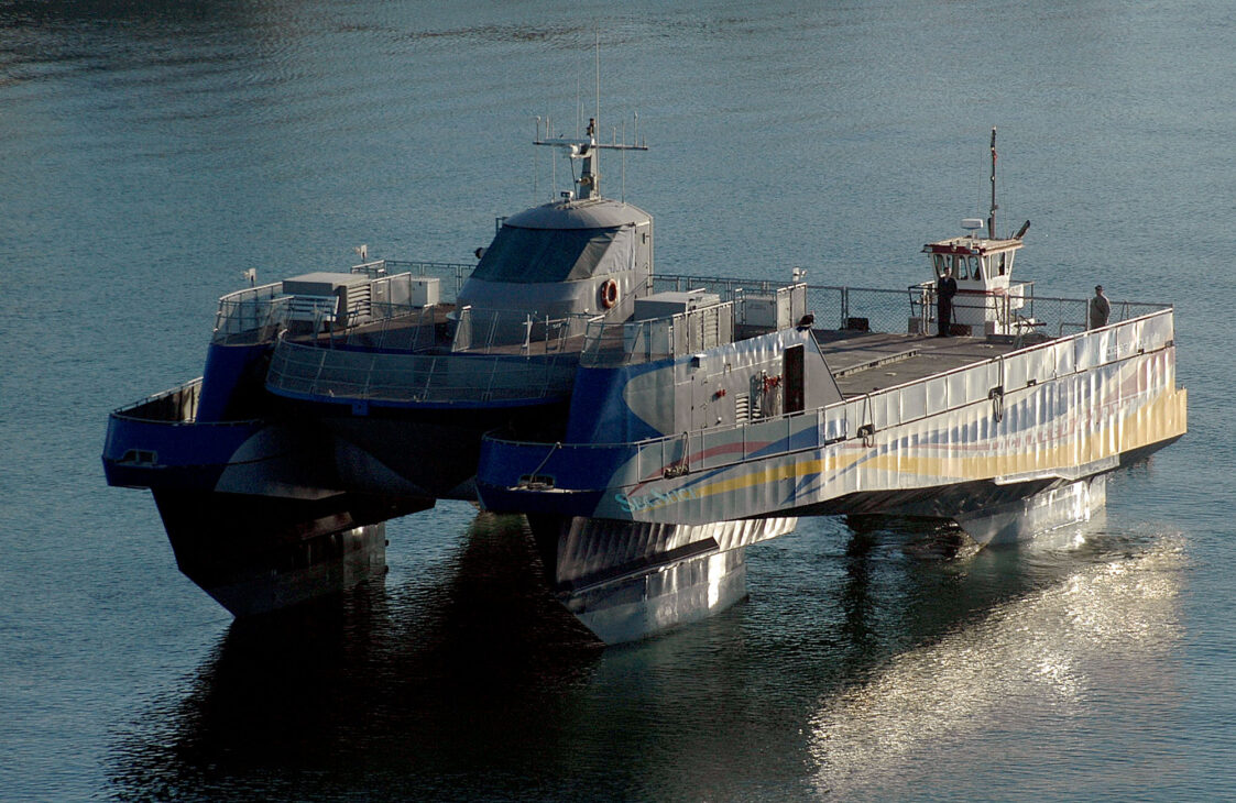 Sea Slice foi um navio experimental da Lockheed Martin com quatro cascos submersos, 105 pés de comprimento e estabilidade comparável à de embarcações muito maiores.