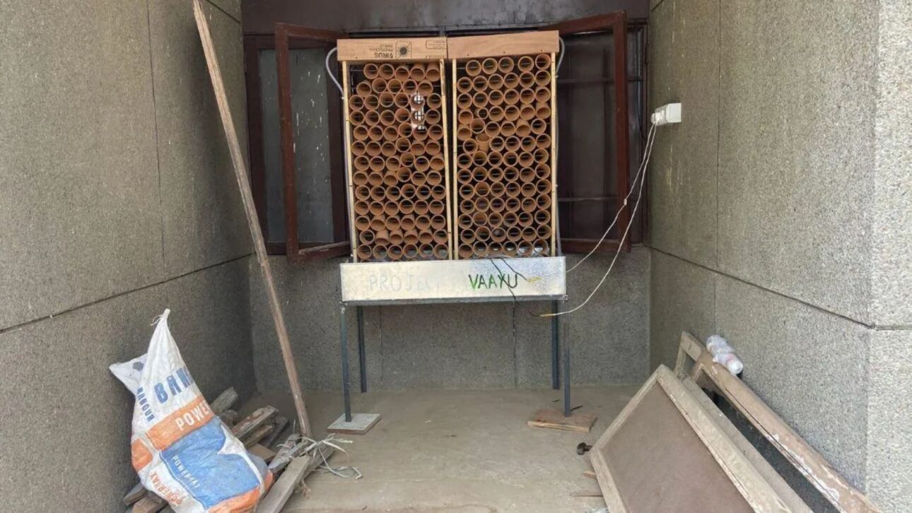 Os refrigeradores utilizam kulhads reciclados (xícaras de chá de barro) dispostos dentro de uma estrutura de madeira reforçada com sucata de metal.