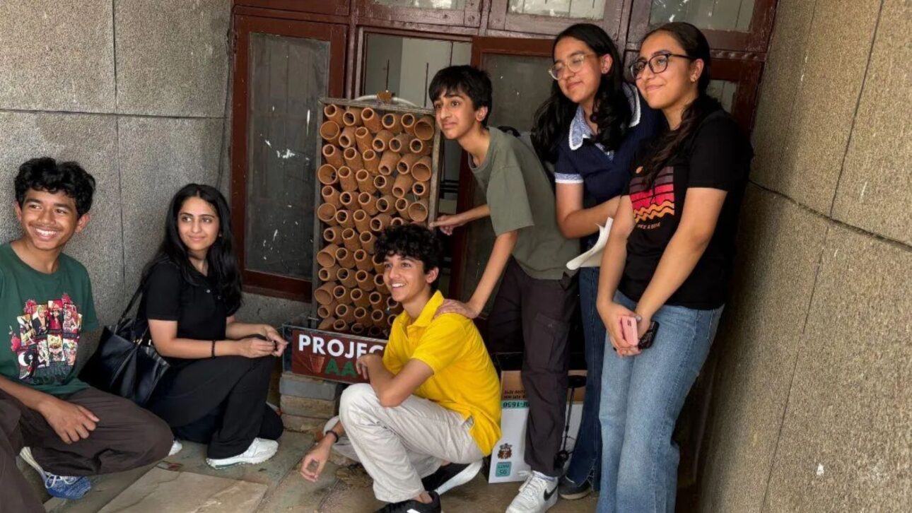 A equipe com seu refrigerador ecológico recém-instalado.
