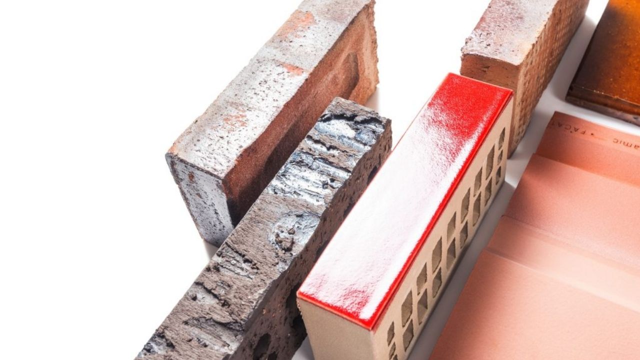 Tijolo sem argamassa ClickBrick usa peças cerâmicas em fachadas e muda debates da construção civil sobre reuso.
