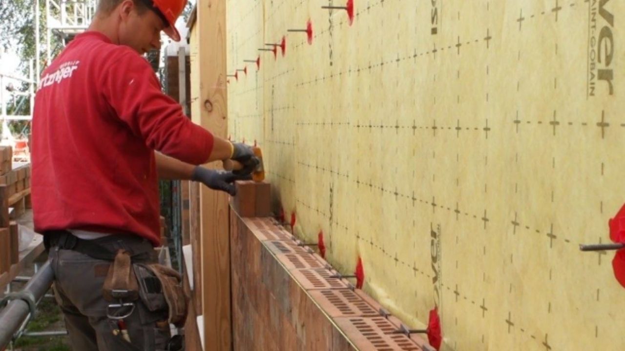 Tijolo sem argamassa ClickBrick usa peças cerâmicas em fachadas e muda debates da construção civil sobre reuso.