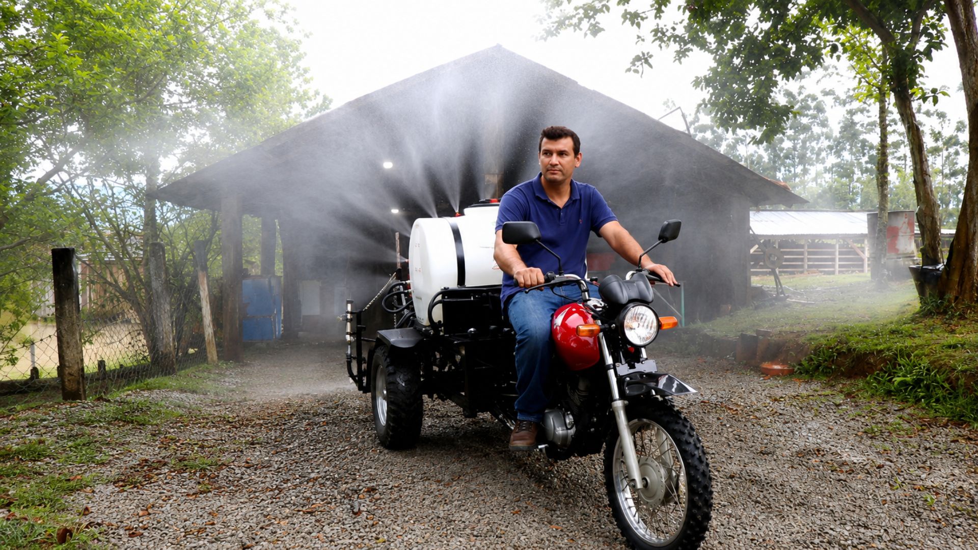 Sem dinheiro para trator, um agricultor de Presidente Getúlio criou um triciclo agrícola de moto que leva até 900 kg na lavoura, e agora faz pulverizador.