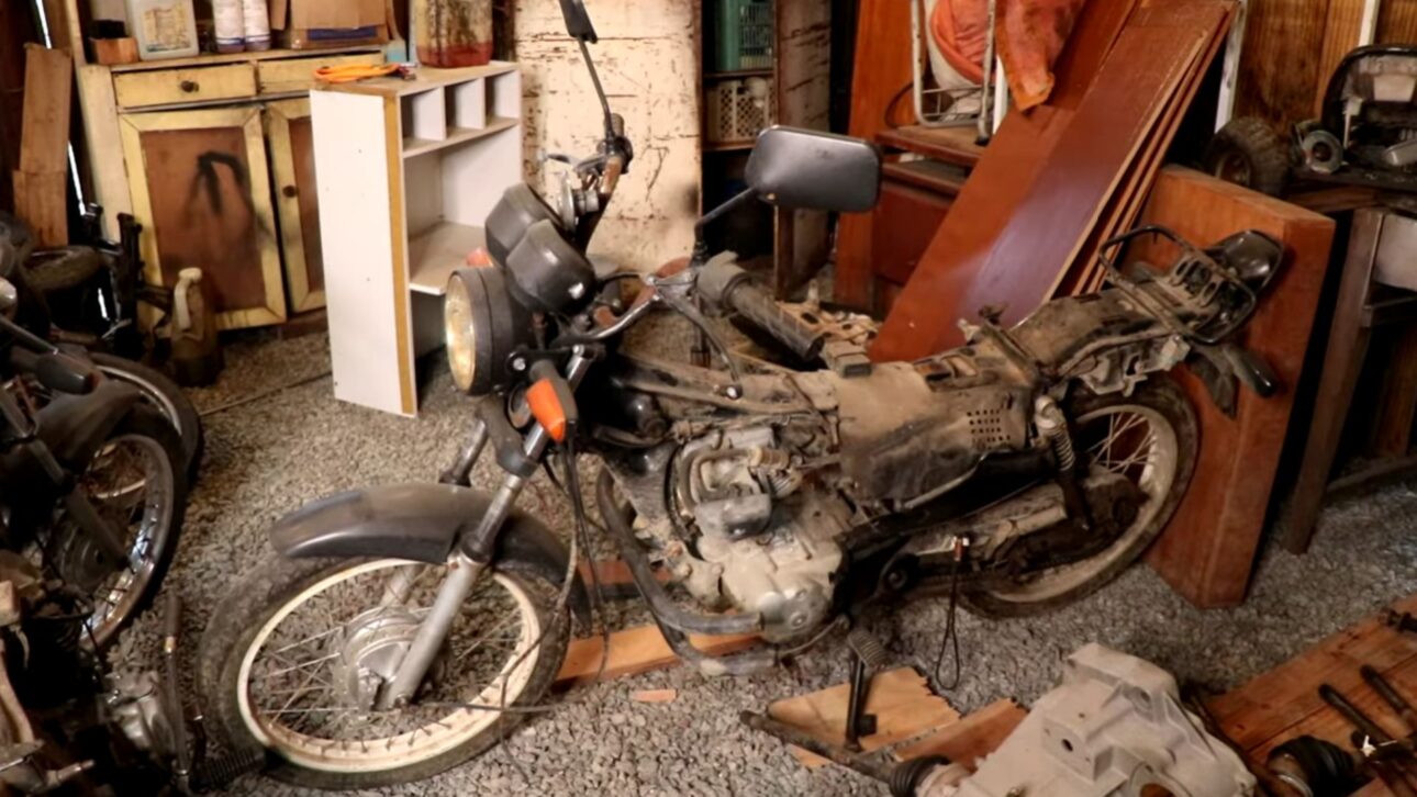 Sem dinheiro para trator, um agricultor de Presidente Getúlio criou um triciclo agrícola de moto que leva até 900 kg na lavoura, e agora faz pulverizador.