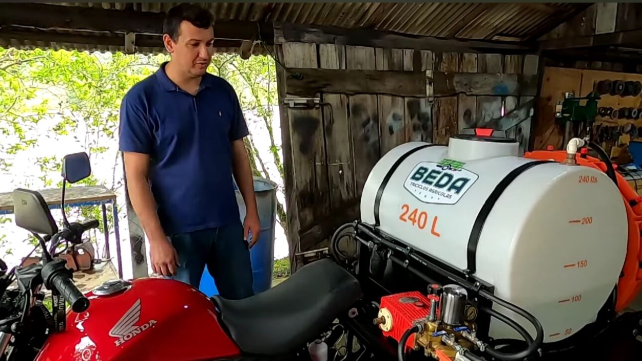 Sem dinheiro para trator, um agricultor de Presidente Getúlio criou um triciclo agrícola de moto que leva até 900 kg na lavoura, e agora faz pulverizador.