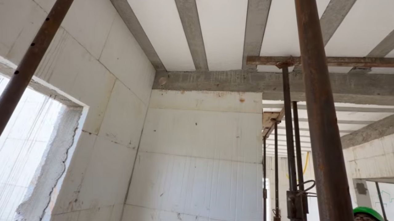 Prédio de 3 andares em obra em Taubaté usa formas de isopor, radier e construção civil diferente para subir sem fundação profunda.