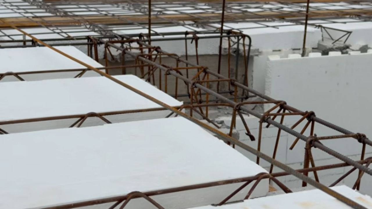 Prédio de 3 andares em obra em Taubaté usa formas de isopor, radier e construção civil diferente para subir sem fundação profunda.