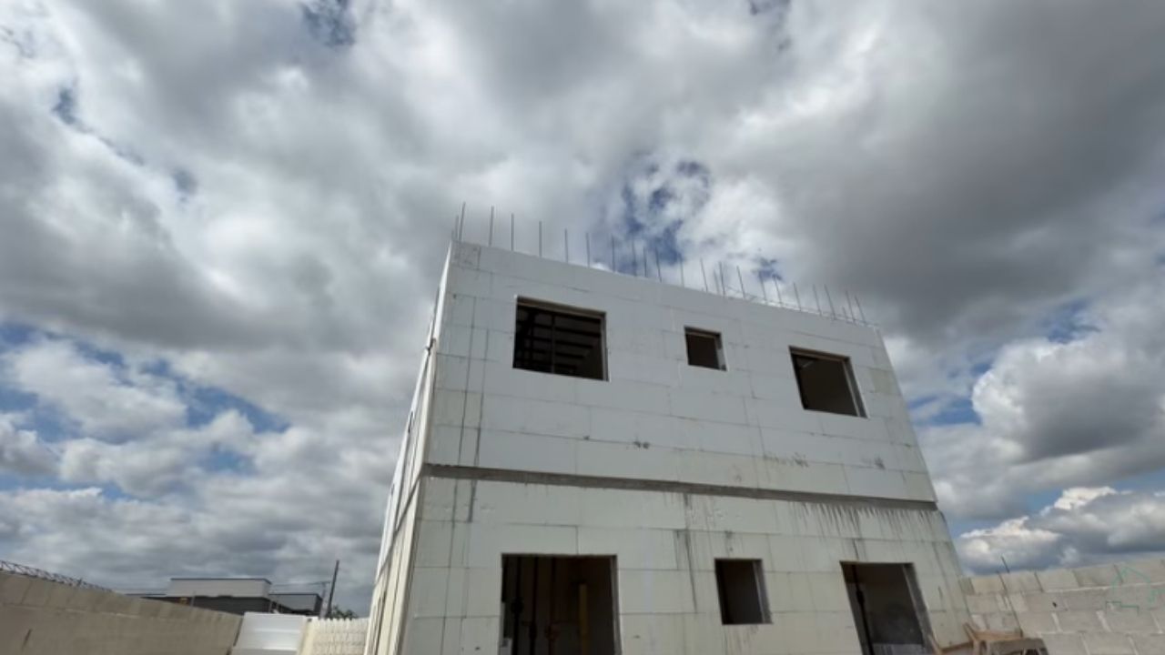 Prédio de 3 andares em obra em Taubaté usa formas de isopor, radier e construção civil diferente para subir sem fundação profunda.