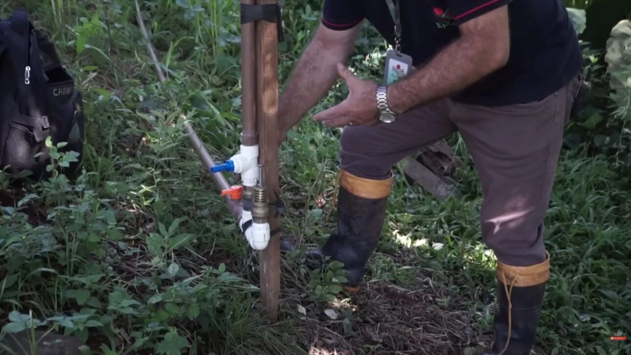 Em Fraiburgo, um equipamento simples movido pelo golpe da água leva o líquido morro acima sem luz e recalca até 30 metros de altura, diz técnico da Epagri.