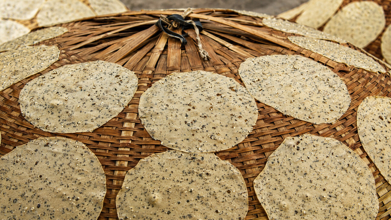 Sete vizinhas se uniram em 1959, em Mumbai, na Índia, começaram com pouco dinheiro e abriram massa à mão para vender papad, um alimento fino e crocante muito consumido no país.