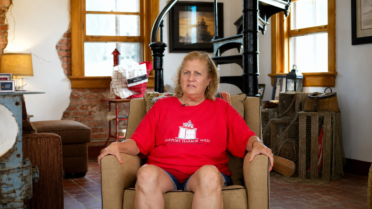 Sheila Consaul comprou o Fairport Harbor West Breakwater Lighthouse, em Fairport Harbor, Ohio, e converteu a antiga torre em casa de verão.