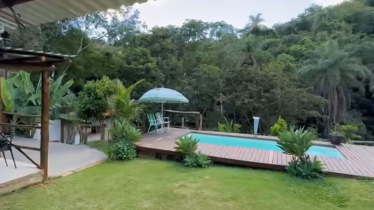 Airbnb transforma sítio em renda, mas piscina e faxina revelam o trabalho por trás da hospedagem rural.