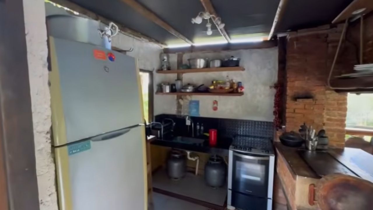 Airbnb transforma sítio em renda, mas piscina e faxina revelam o trabalho por trás da hospedagem rural.