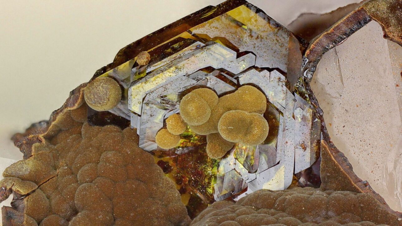 Slottaite, novo mineral aprovado pela IMA, foi descoberto na Mina Clara por Carsten Slotta e só é conhecido em um ponto da Alemanha.
