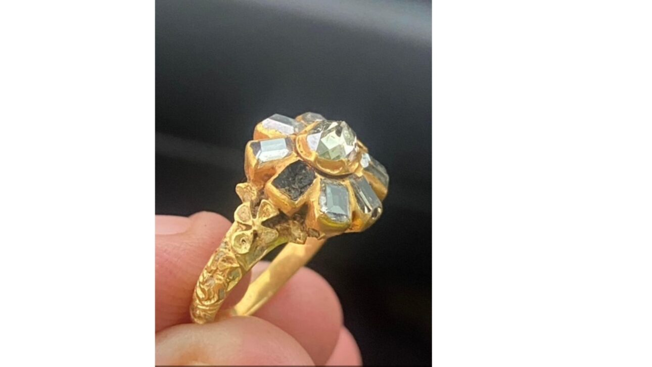 Anel de diamantes do século 16 achado com detector de metais na Inglaterra: a joia de ouro foi a leilão e arrematada por 17 mil libras.
