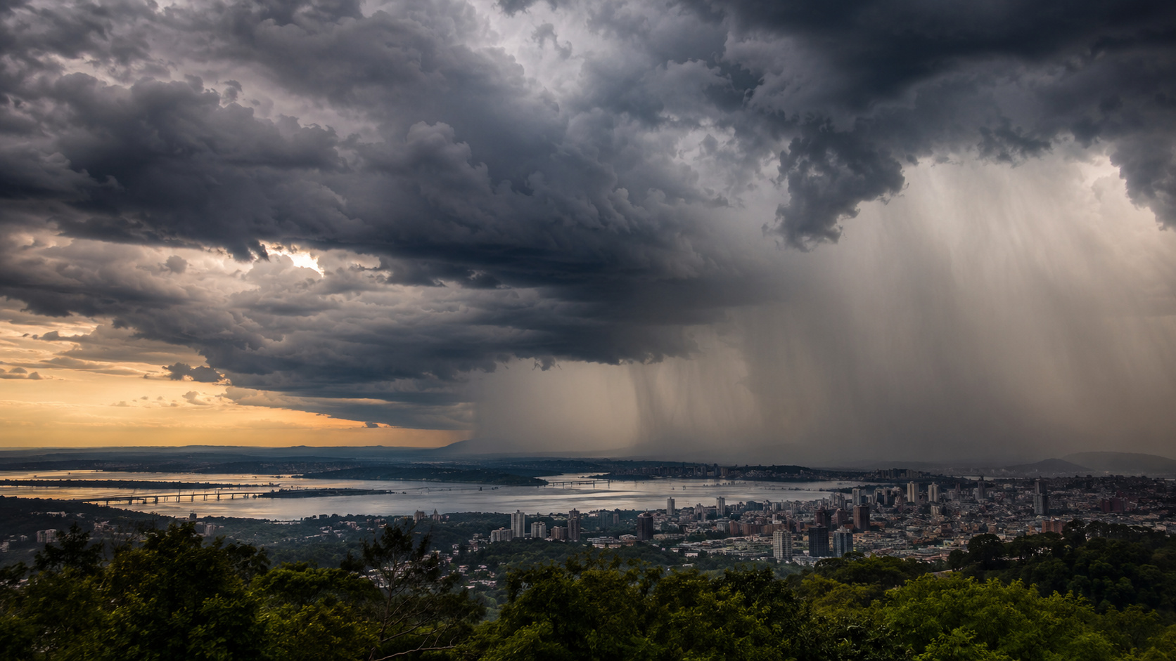 Previsão para o segundo semestre de 2026 indica chuva acima da média no Sul do Brasil, com risco ampliado por meses seguidos de solo saturado e rios cheios.
