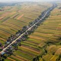 Sułoszowa, no sul da Polônia, reúne 5.705 moradores ao longo de uma rua de mais de 9 km e preserva um raro modelo rural linear cercado por faixas agrícolas.
