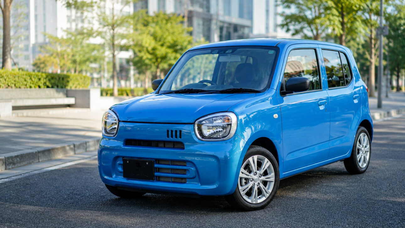 Suzuki Alto Hybrid does up to 28.2 km/l in Japan, costs around R$ 36 thousand in direct conversion and shows a type of urban car that never arrived in Brazil.
