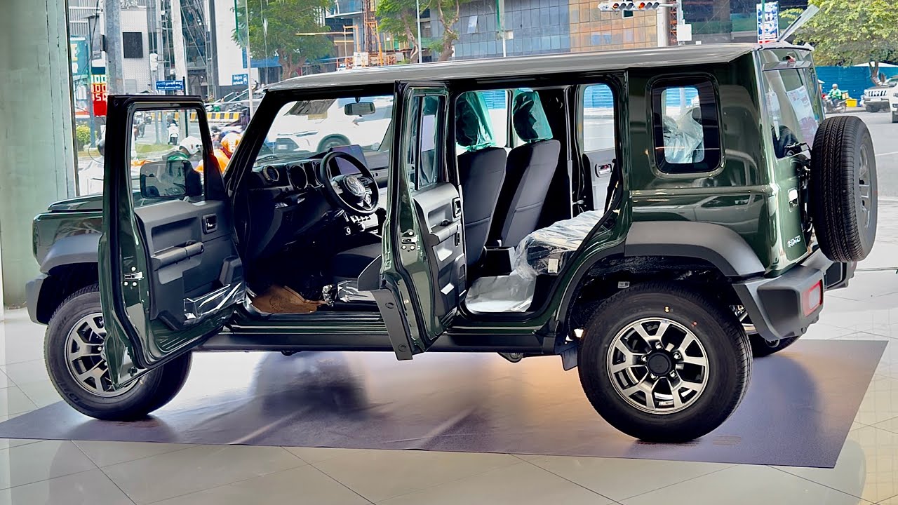 Suzuki Jimny 5-Door vendido na Índia mantém motor 1.5, chassi de longarinas, 4x4 com reduzida e preço convertido de cerca de R$ 77,3 mil.