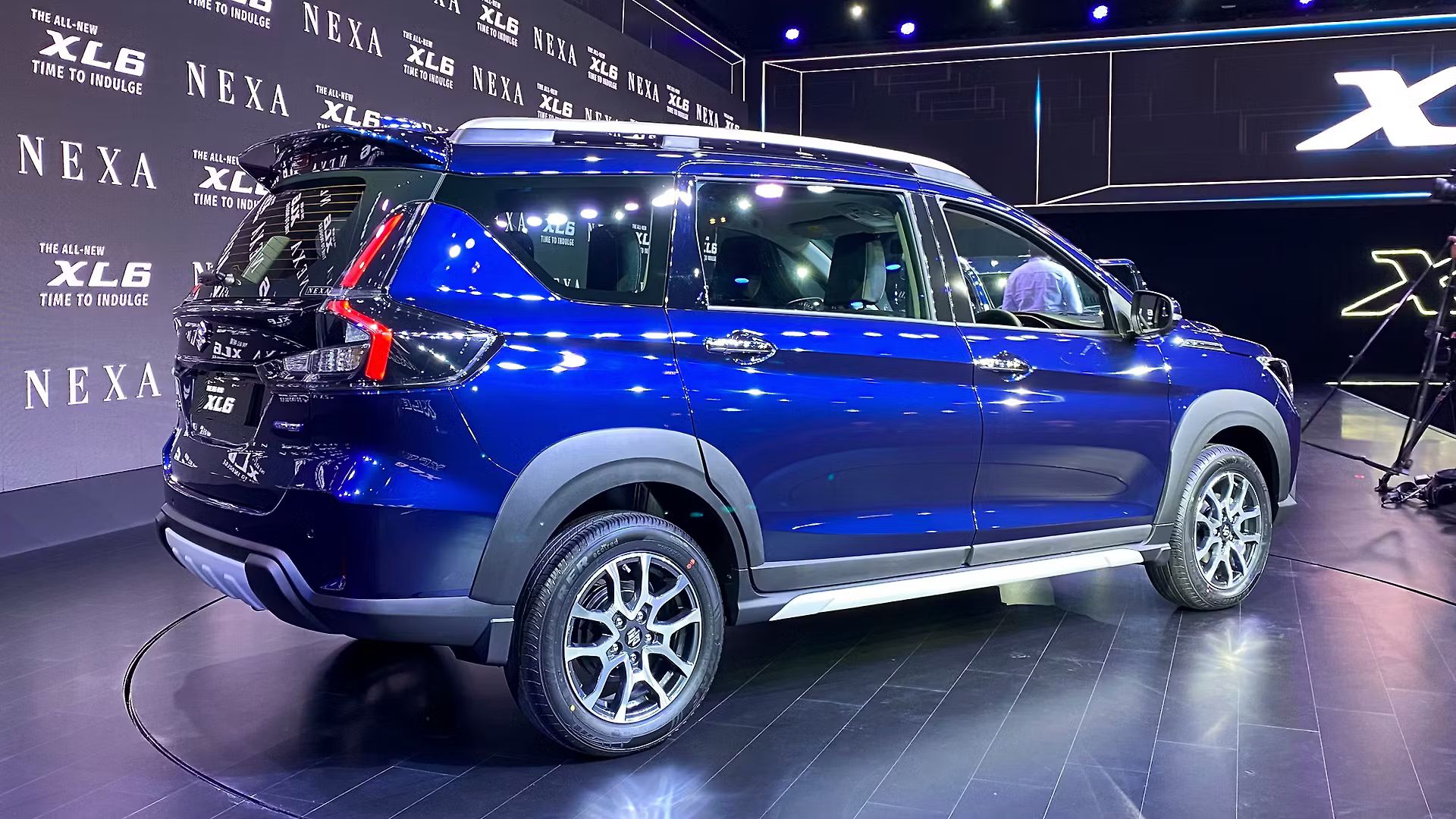 Suzuki XL6 custa cerca de R$ 63 mil na Índia, acomoda seis passageiros em bancos individuais e aposta em motorização híbrida leve.