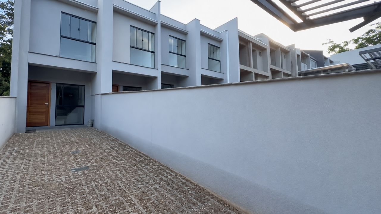 Popular house in Blumenau turns into compact townhouses with two spaces in Minha Casa Minha Vida.