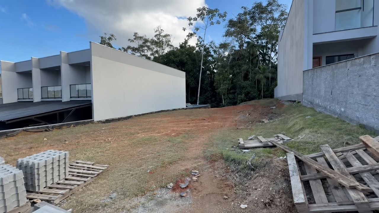 Popular house in Blumenau becomes compact townhouses with two parking spaces in Minha Casa Minha Vida.