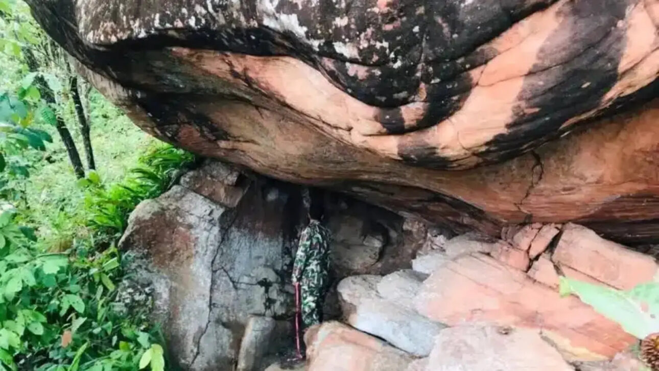 Guardas florestais patrulhavam uma área remota da Tailândia quando encontraram uma caverna desconhecida com arte rupestre pré-histórica, sinais de ocupação humana e petróglifos de cerca de 2.000 anos nunca vistos na região