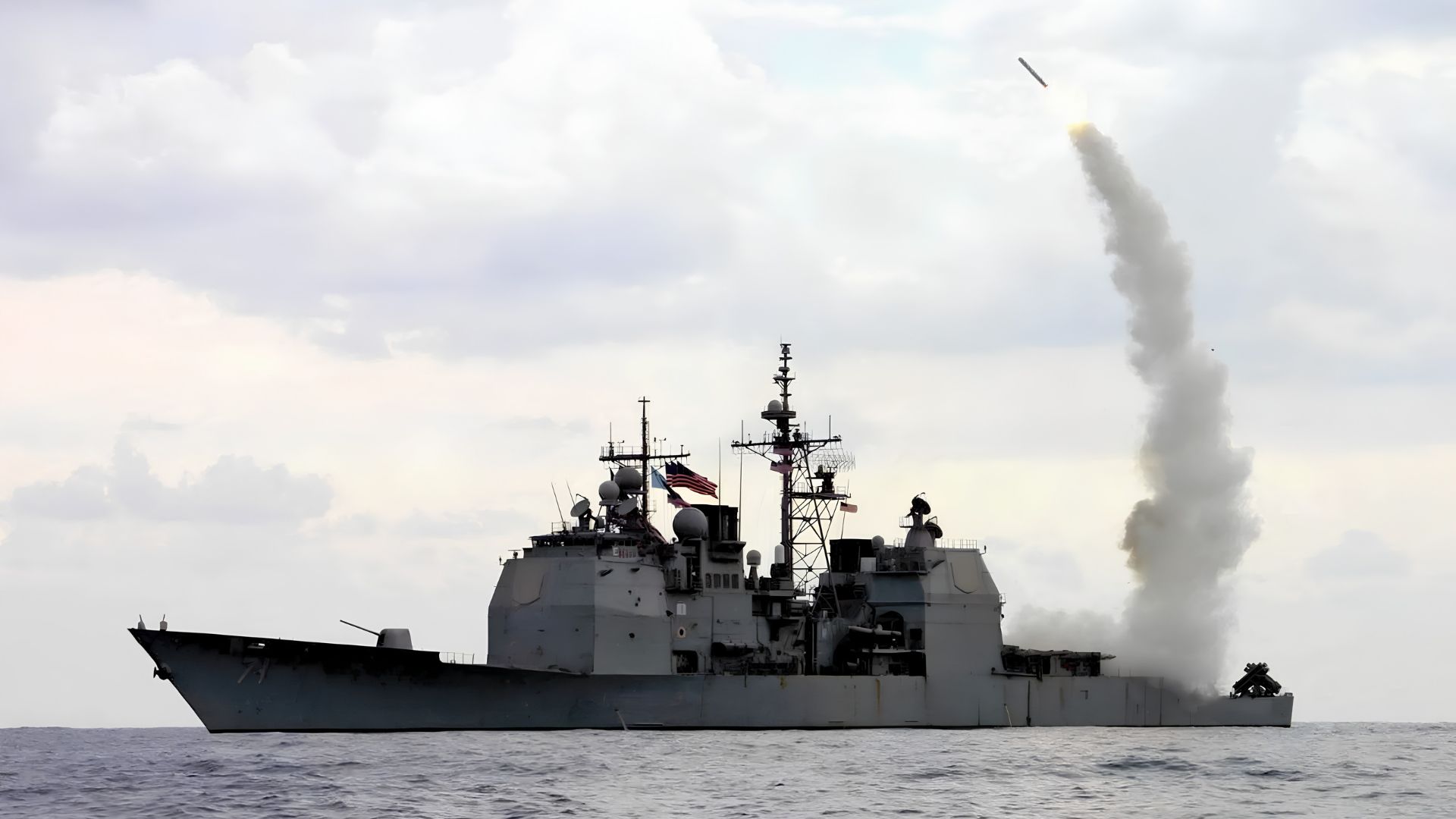 Cruzadores Ticonderoga combinam Aegis, radar SPY-1, grande arsenal de mísseis e papel central na defesa aérea de grupos de porta-aviões dos EUA.