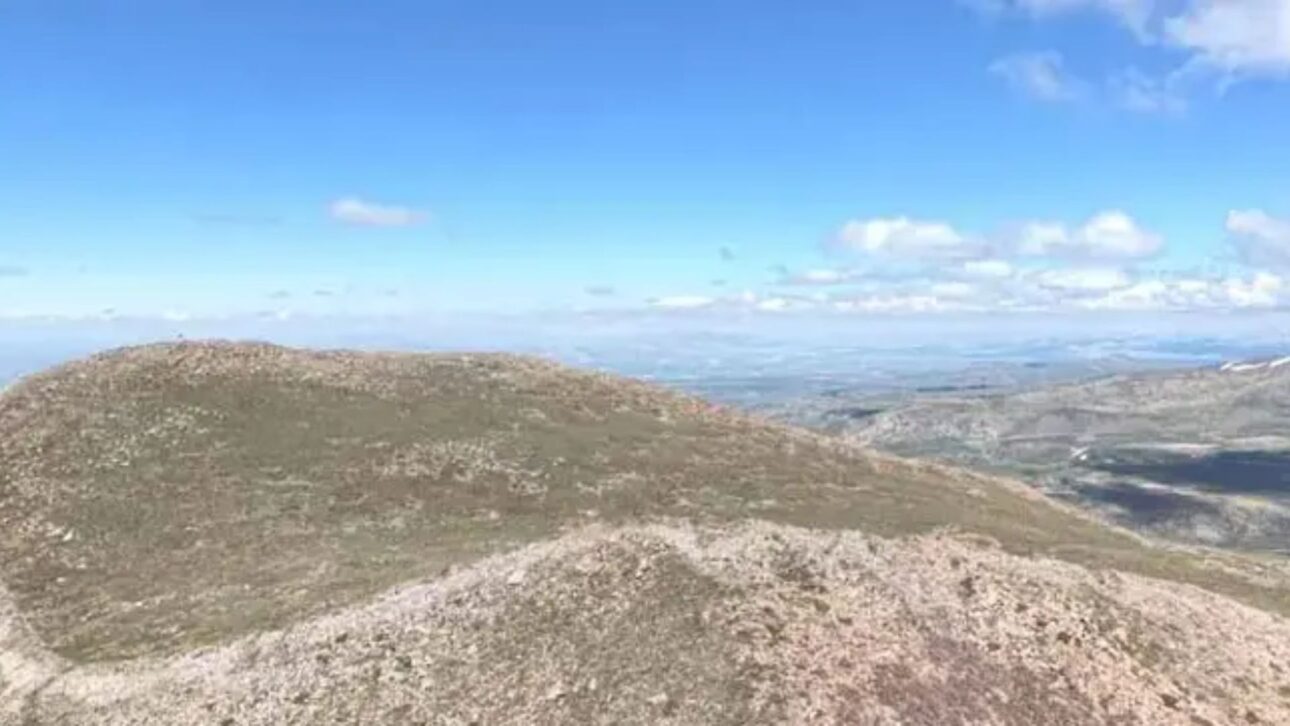 No alto do Monte Lifos, na Anatólia, uma fortaleza de mais de 74 mil m² ressurge no degelo e desafia os arqueólogos com muralhas, torres e cisternas.