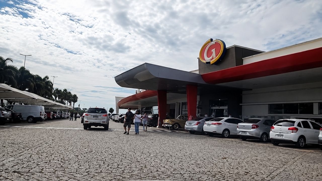 Rede Graal uses expensive snacks, clean bathrooms, and hot bread to gain strength on Brazilian roads.