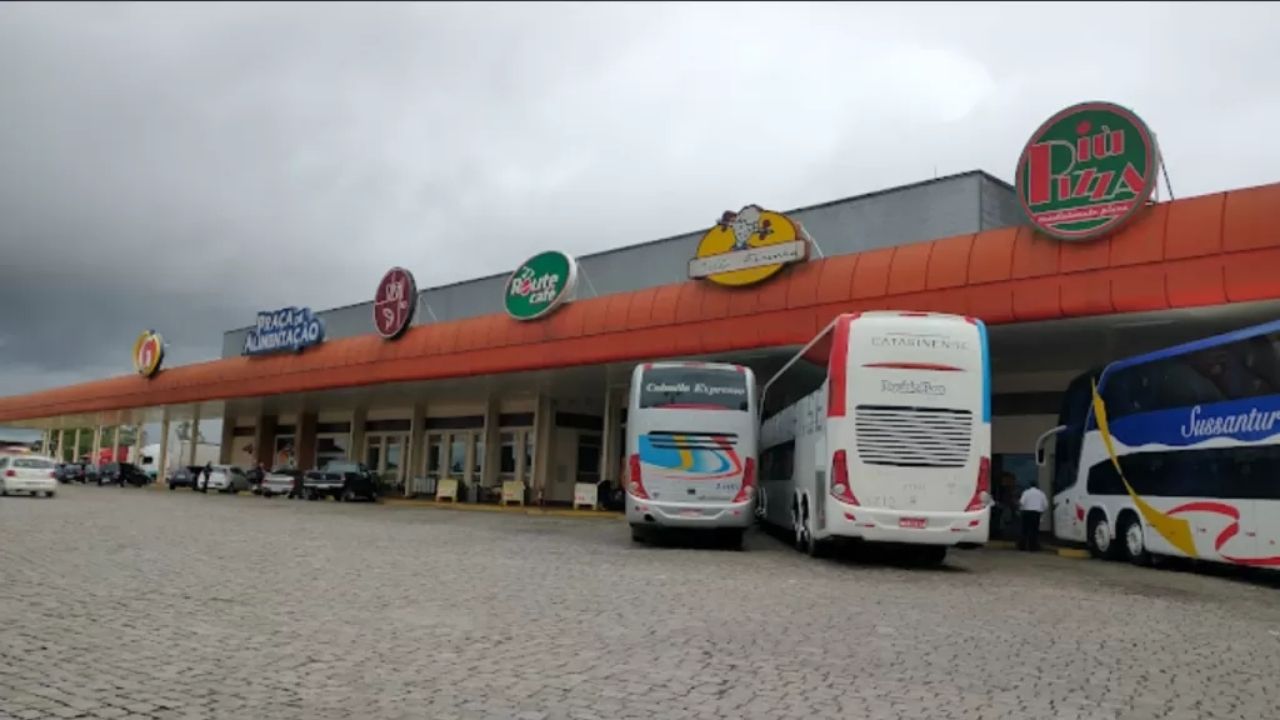 Rede Graal uses expensive coxinha, clean restroom, and hot bread to gain strength on Brazilian roads.