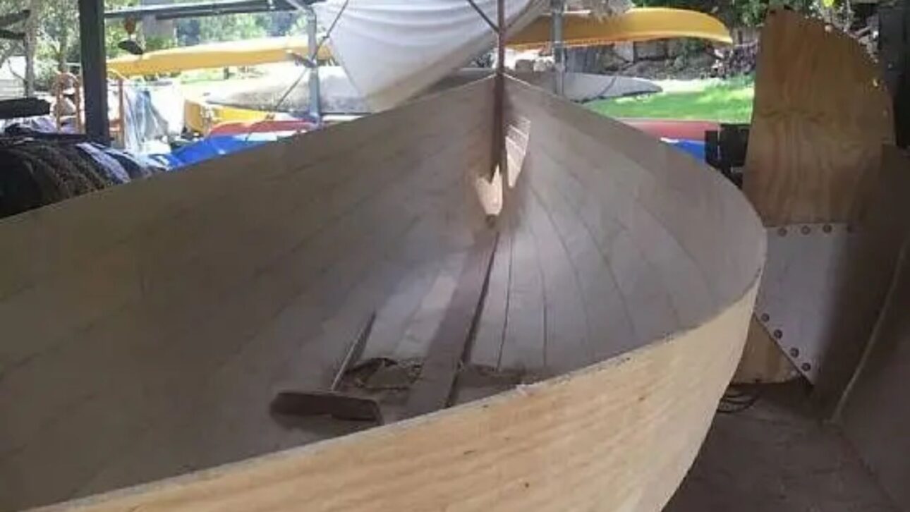 Tom Robinson cruzou o Pacífico sozinho num barco de madeira, remou 13 mil km, naufragou perto de terra e entrou para o Guinness como o mais jovem a fazê-lo.