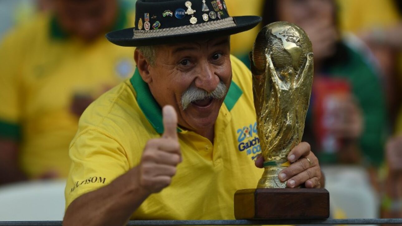 The fan Clóvis, the Gaúcho of the Cup, followed the Brazilian National Team in seven World Cups, and now his son takes the legacy of the stands to the 2026 World Cup.