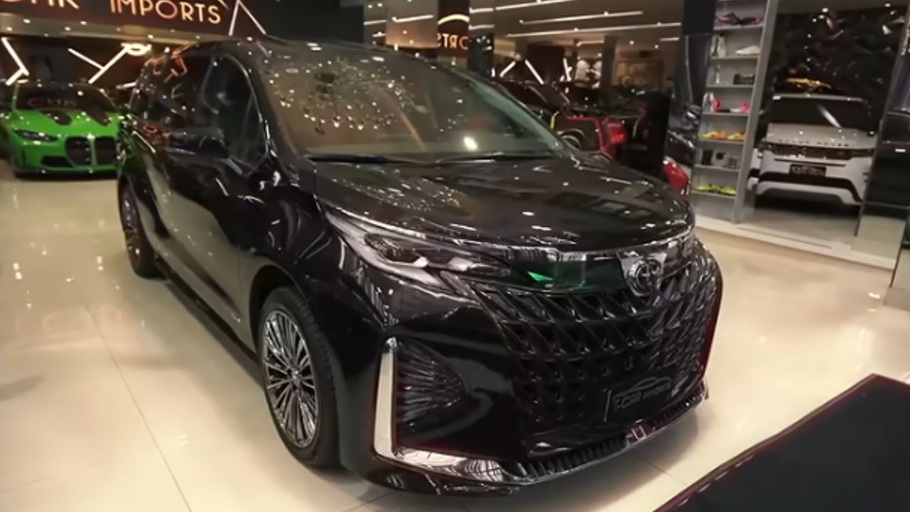 Toyota Sienna com kit chinês, bancos com massagem e Starlink mira transporte executivo de luxo.