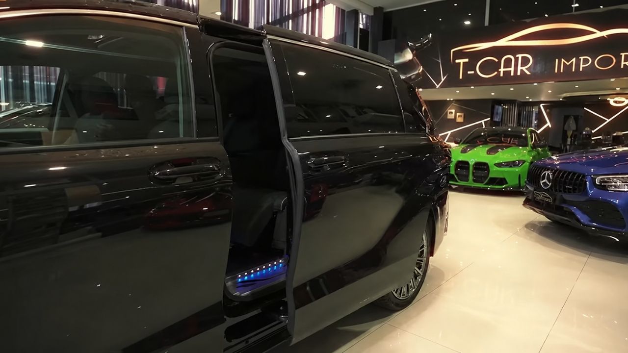 Toyota Sienna com kit chinês, bancos com massagem e Starlink mira transporte executivo de luxo.