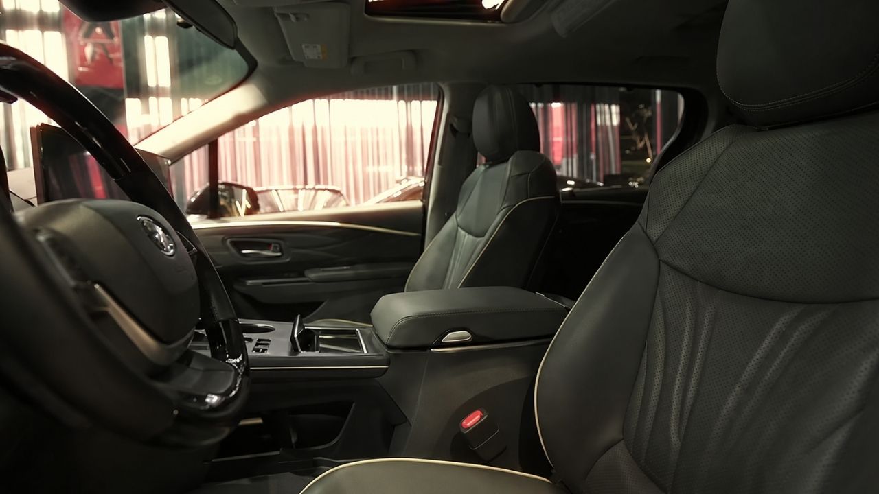 Toyota Sienna com kit chinês, bancos com massagem e Starlink mira transporte executivo de luxo.