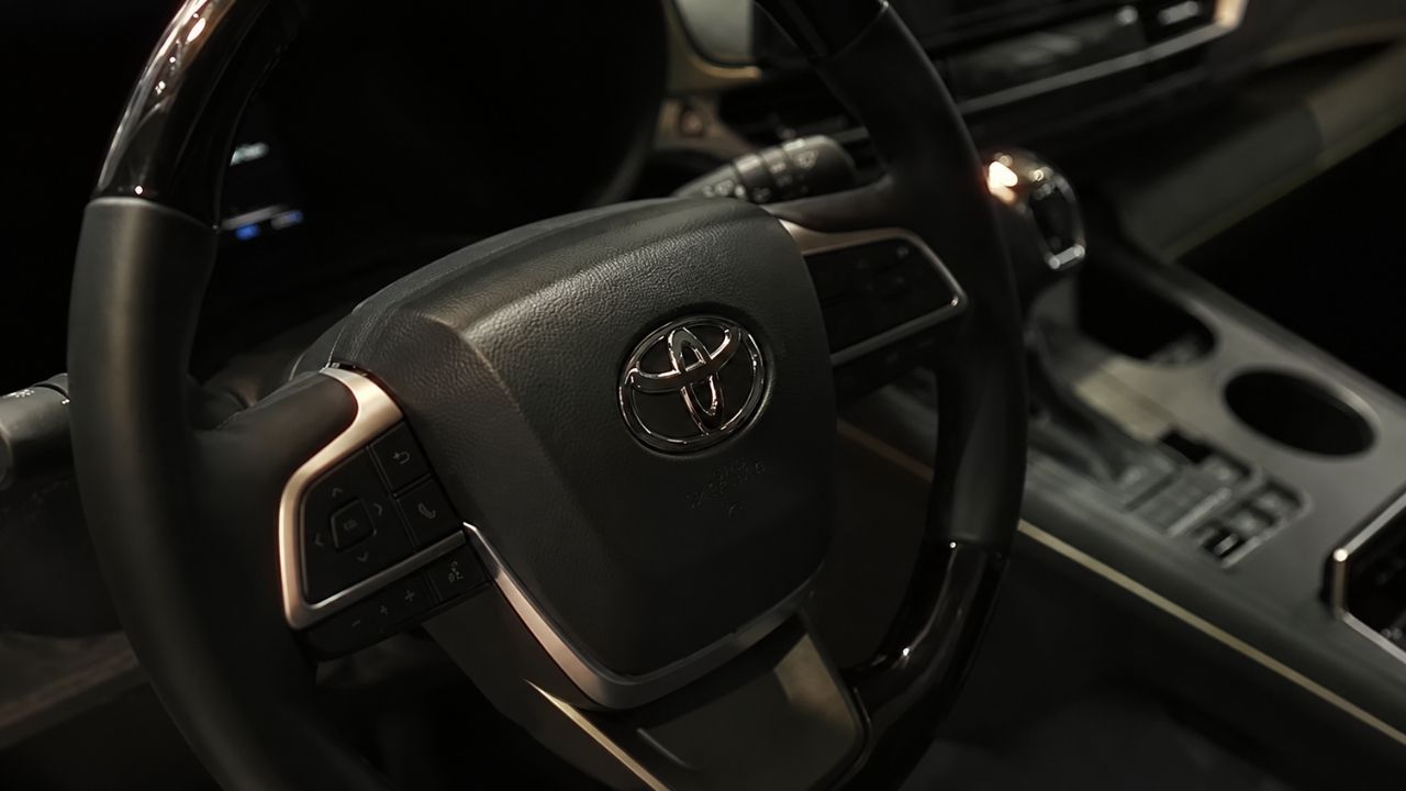 Toyota Sienna vira “sala VIP sobre rodas” no Brasil após ganhar kit de luxo chinês, bancos com massagem, Starlink, geladeira e motor híbrido de 245 cv, mirando famílias de alta renda, artistas (4)