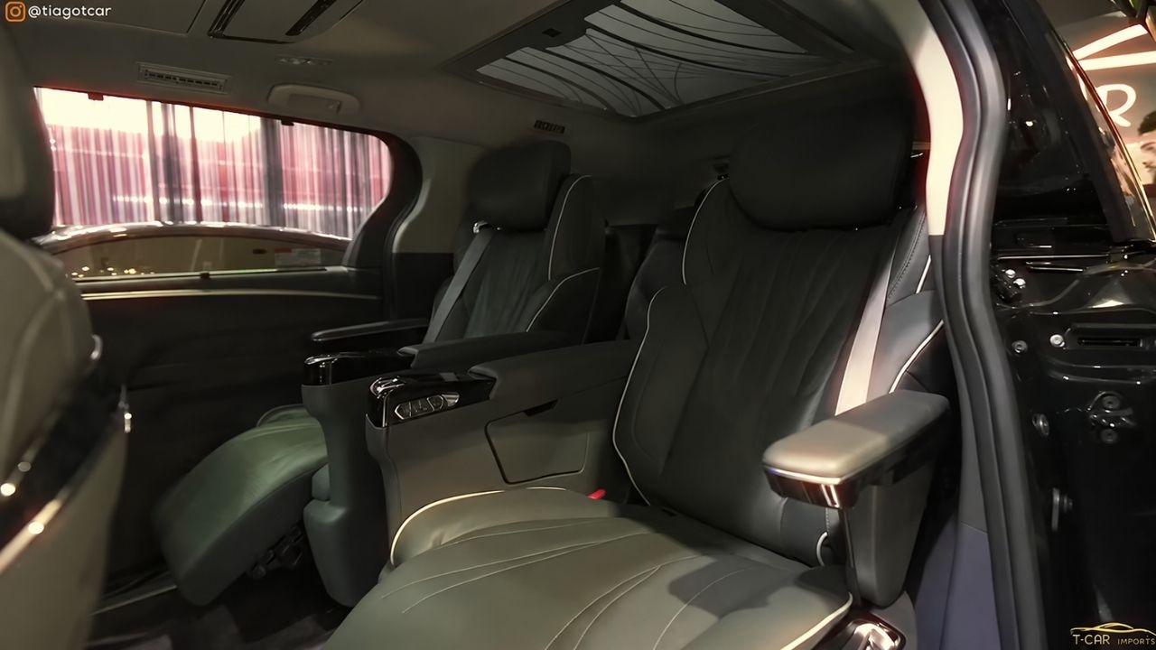 Toyota Sienna com kit chinês, bancos com massagem e Starlink mira transporte executivo de luxo.