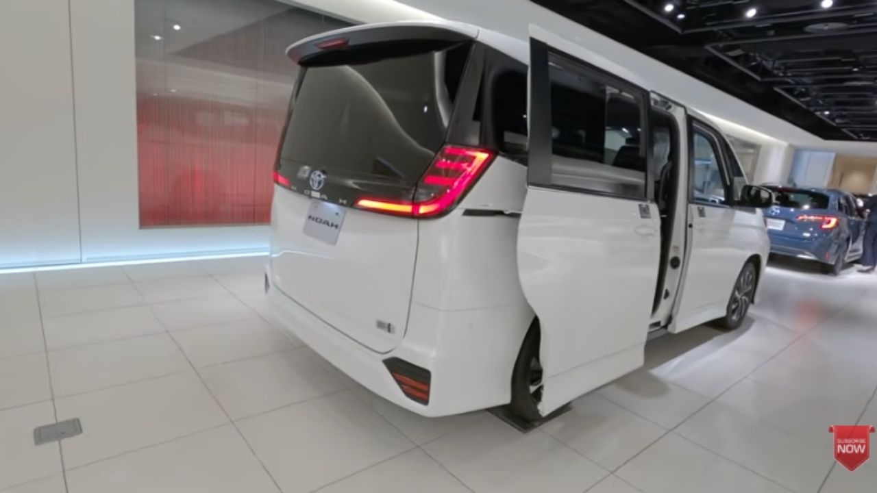 Toyota Noah Hybrid 2026 no Japão tem motor 1.8 híbrido e consumo de até 23,8 km/l em minivan familiar.