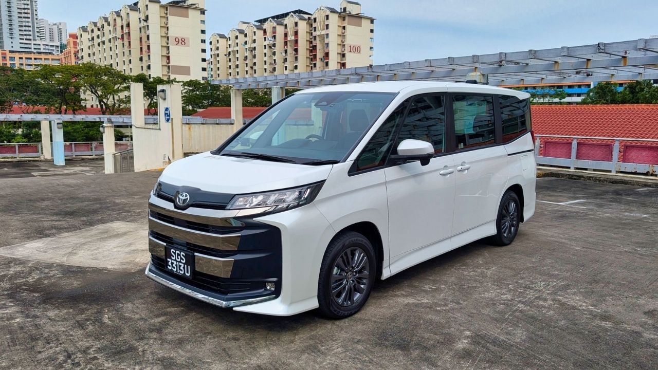 Toyota Noah Hybrid 2026 no Japão tem motor 1.8 híbrido e consumo de até 23,8 km/l em minivan familiar.