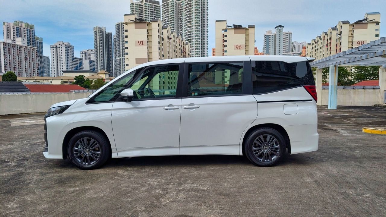 Toyota Noah Hybrid 2026 no Japão tem motor 1.8 híbrido e consumo de até 23,8 km/l em minivan familiar.