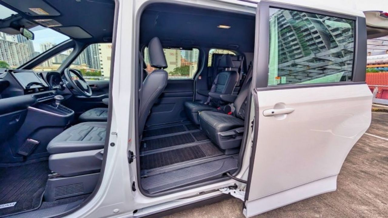 Toyota Noah Hybrid 2026 no Japão tem motor 1.8 híbrido e consumo de até 23,8 km/l em minivan familiar.