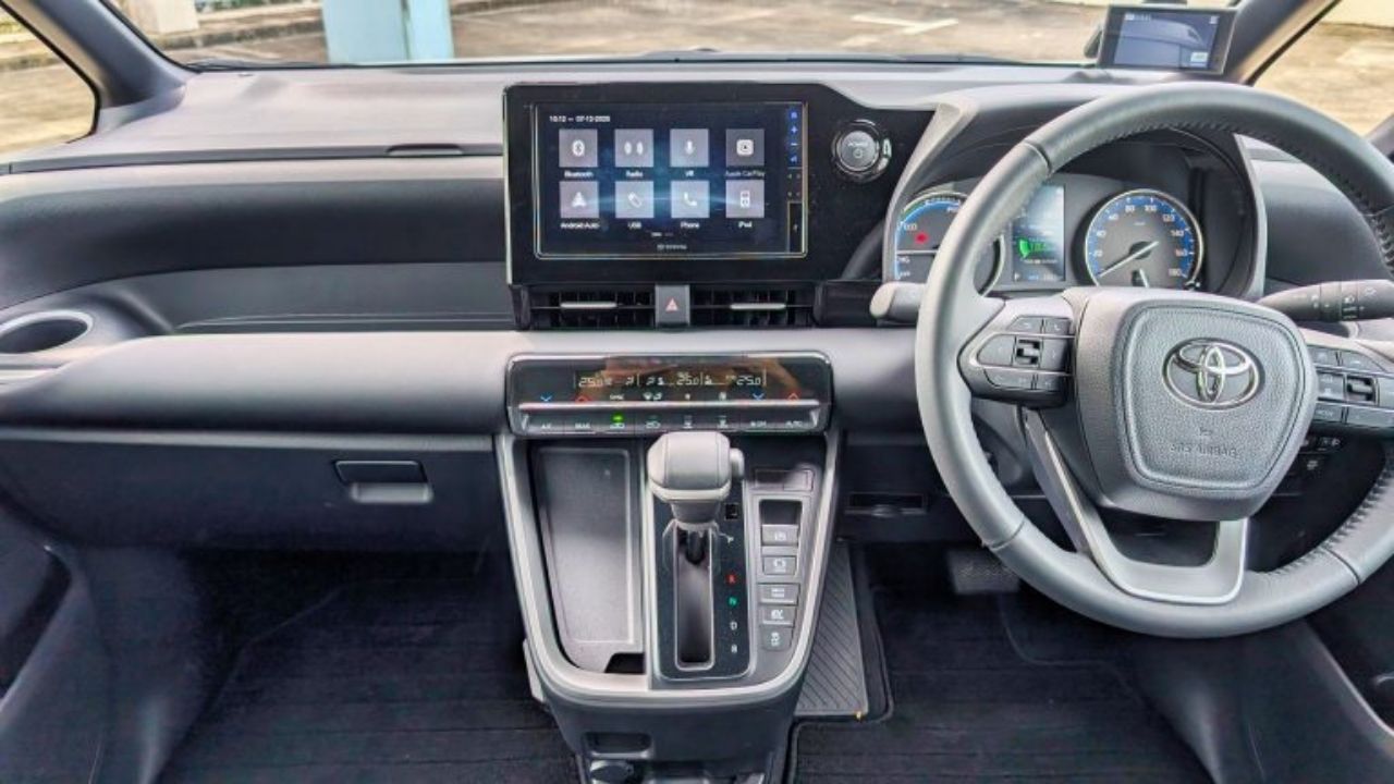 Toyota Noah Hybrid 2026 no Japão tem motor 1.8 híbrido e consumo de até 23,8 km/l em minivan familiar.