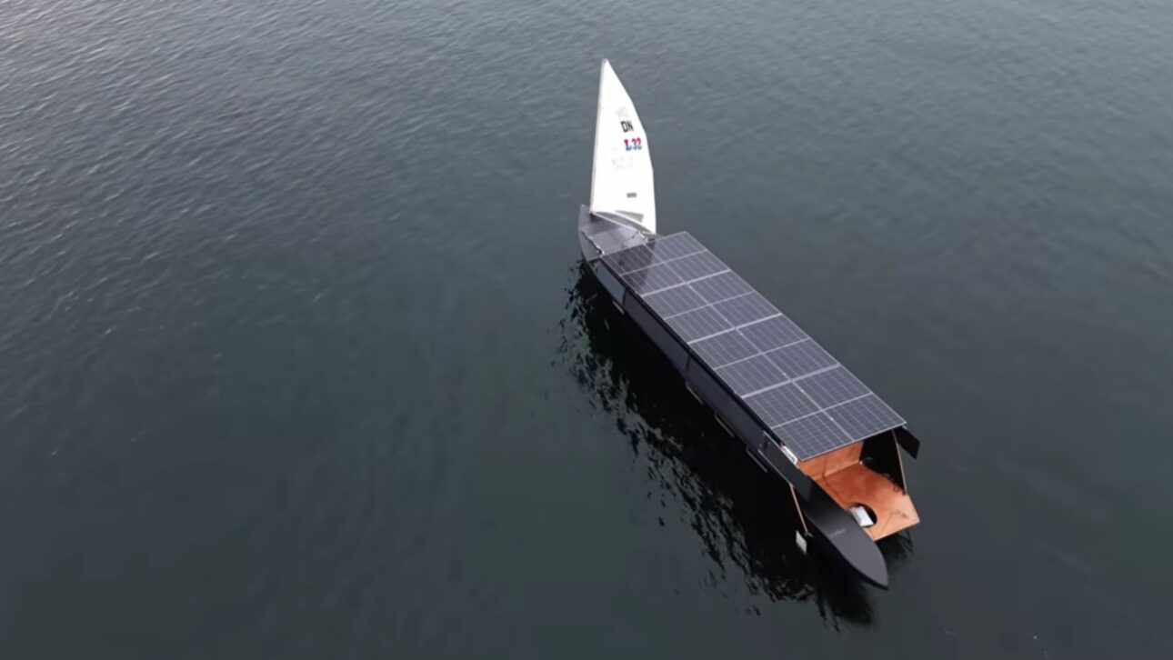 Trabalhador remoto ergue sozinho um barco solar e elétrico de 11 metros com compensado naval, fibra de vidro e oito painéis solares para viver no Mar Báltico.