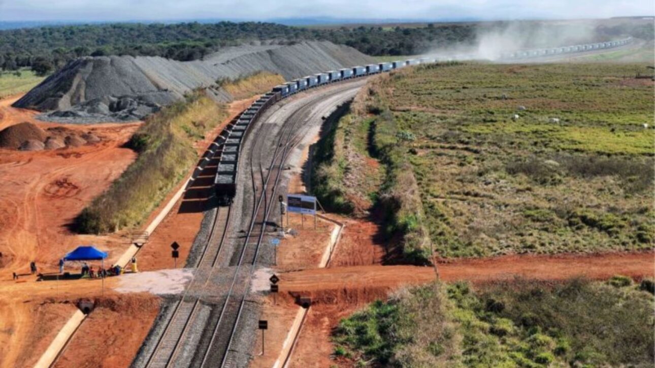 a maior ferrovia do Brasil, bateu um recorde ao montar 1,69 quilômetro de ferrovia em um único dia, chegou a cerca de 81% de execução na primeira fase e prevê entregar mais 100 quilômetros até o fim de junho de 2026