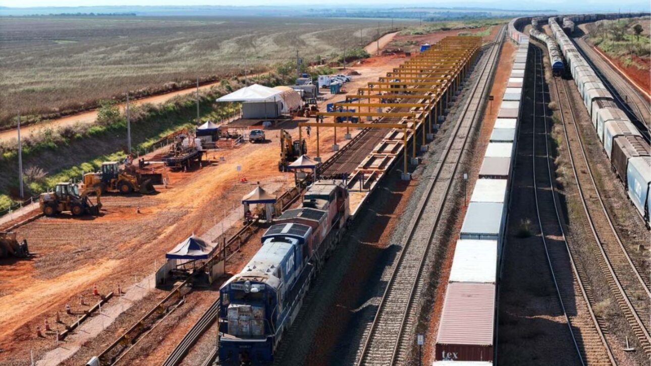a maior ferrovia do Brasil, bateu um recorde ao montar 1,69 quilômetro de ferrovia em um único dia, chegou a cerca de 81% de execução na primeira fase e prevê entregar mais 100 quilômetros até o fim de junho de 2026