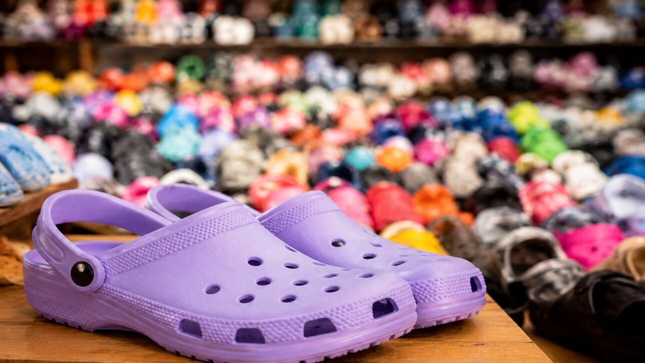 Doogie Sandtiger, o Rei dos Crocs, entrou para o Guinness com a maior coleção de Crocs do mundo: 3.569 pares contados em 13 horas, um recorde mundial.
