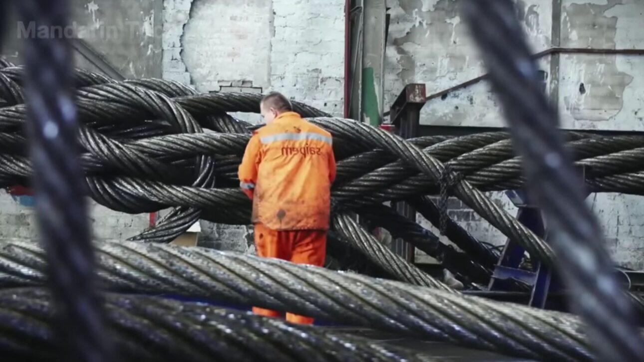 Entenda como um cabo de aço de poucos centímetros sustenta centenas de toneladas, do minério de ferro à galvanização e à torção dos fios em camadas.