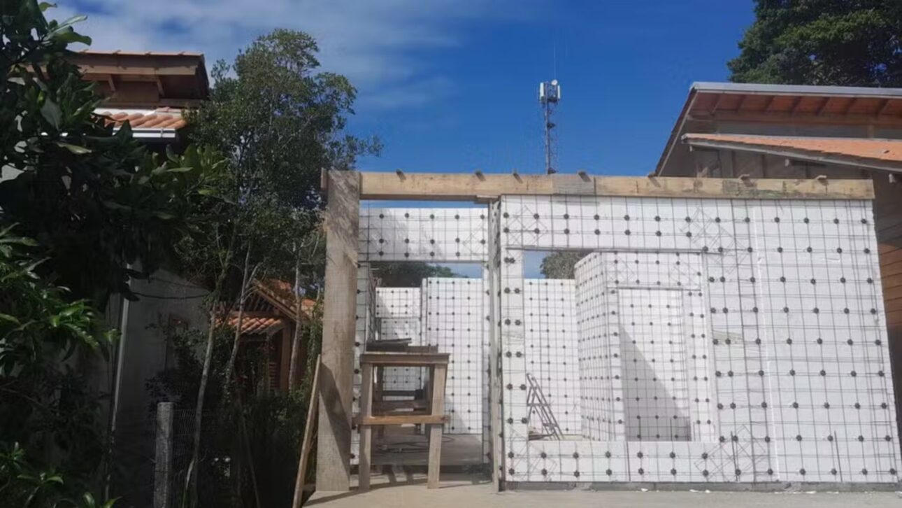 Casa reforçada com paredes de isopor na Praia do Rosa (SC) — Foto: Arquivo Pessoal/Divulgação