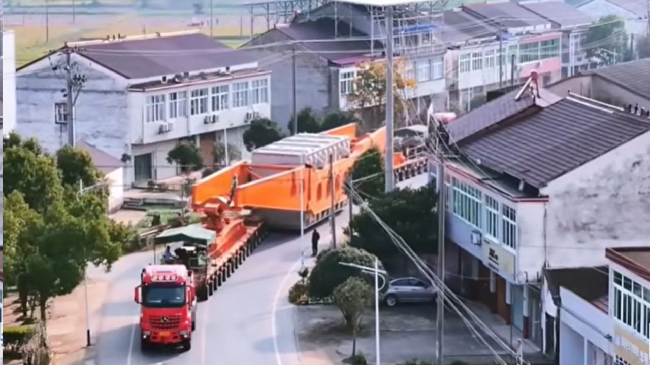 Comboio gigante na China mostra transporte pesado de peça de gerador, ponte reforçada e operação milimétrica.