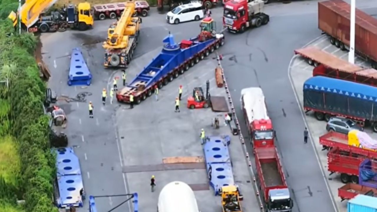 Comboio gigante na China mostra transporte pesado de peça de gerador, ponte reforçada e operação milimétrica.